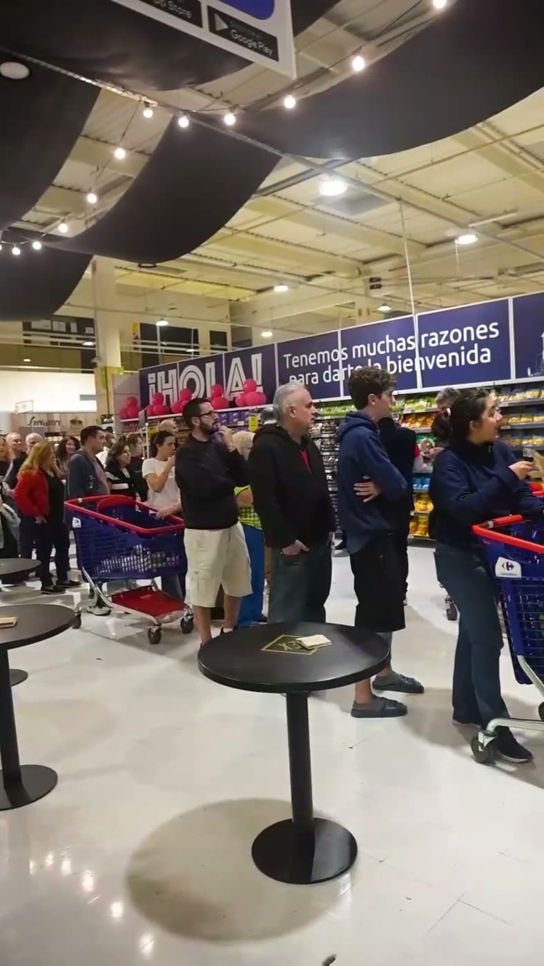 Público en el lanzamiento de la marca Pul en el Carrefour de Vicente López, zona norte del GBA