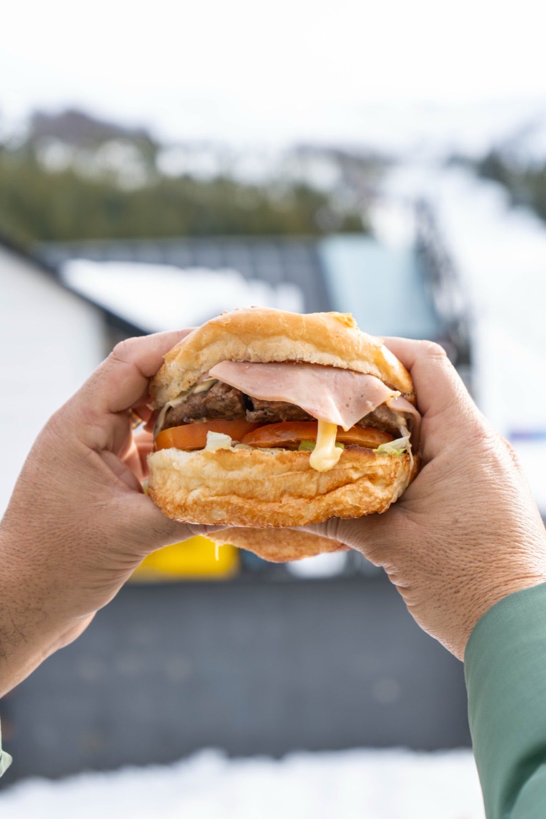 Degustación de hamburguesa Swift preparada al momento durante la activación en el Cerro Catedral, Bariloche