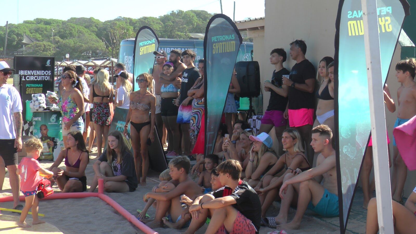 Activación con público en la playa